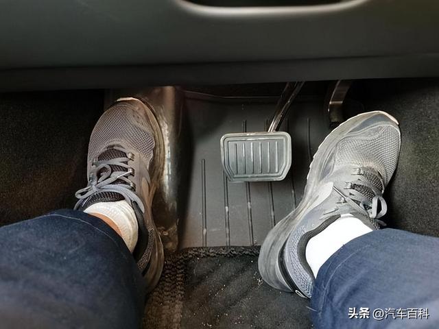 为什么有人会把油门当刹车？老司机扒透3个藏在习惯里的坑