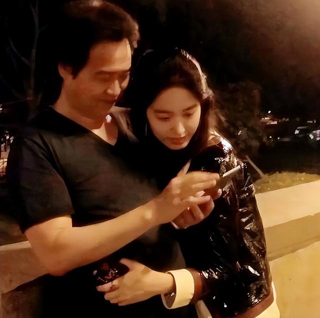 陪玩陪睡根本不够！认干爹、舔手指，娱乐圈的阴暗面彻底藏不住了