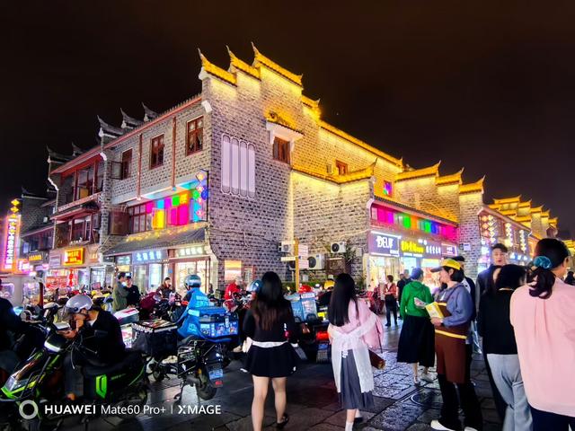 腾龙阁望汉江浩渺苍茫，古城头看襄阳心越千年。