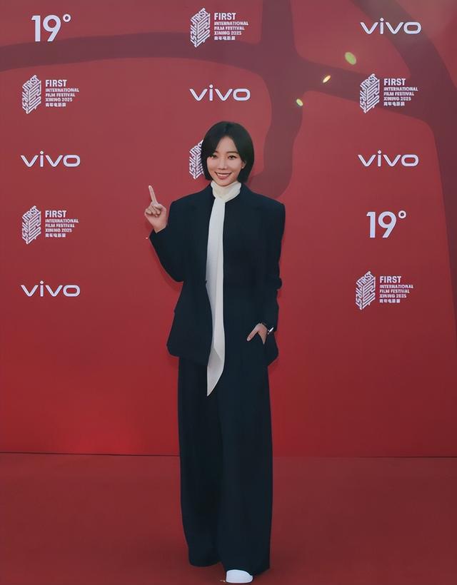 青海这一夜：万茜腰臀比无敌了，张颂文大佬气场，惠英红太惊艳