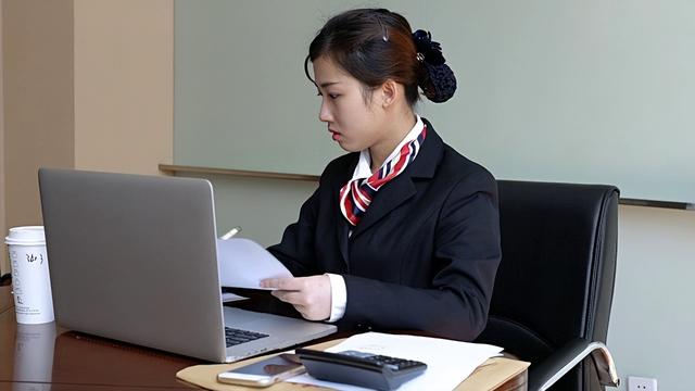 主持人方琼：与大8岁领导闪婚，婚后分居多年，如今儿子成了骄傲