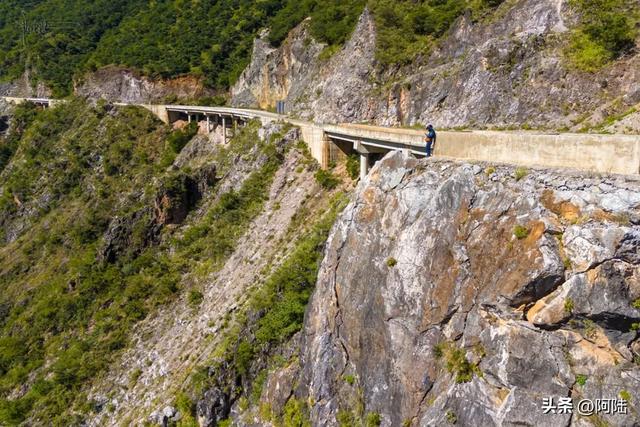 独立悬崖之巅,俯瞰壮美金沙江,尽情领略其“如玉”的一面