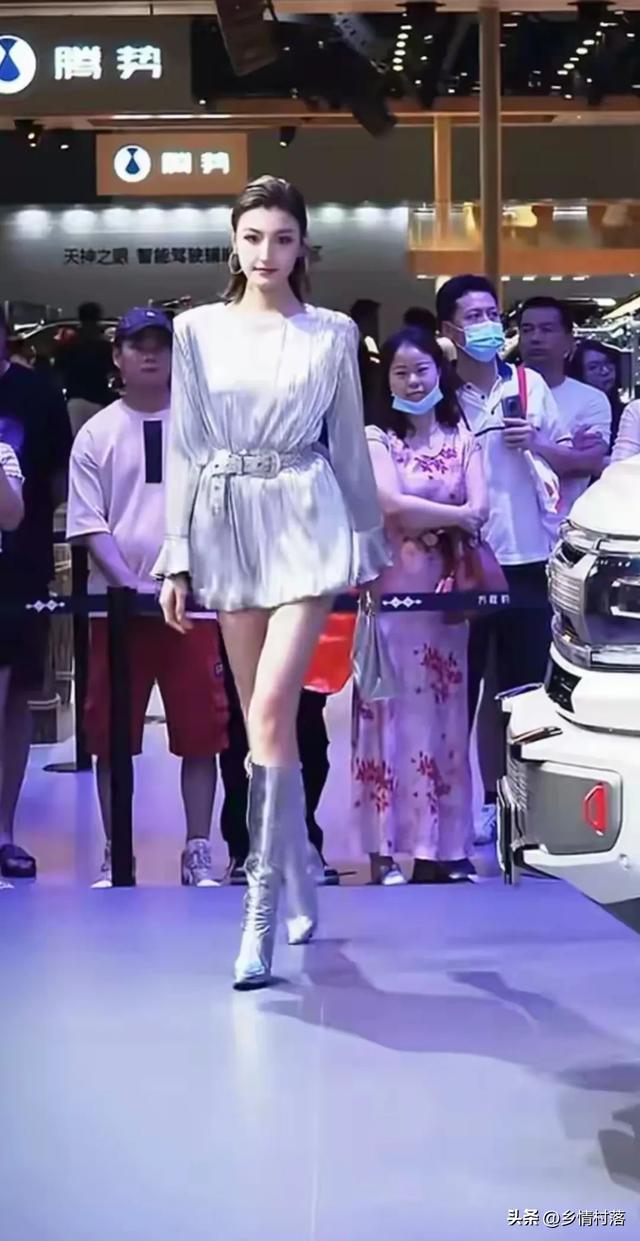 维吾尔超模热依莎，体格高大长的真好看，极具国际范