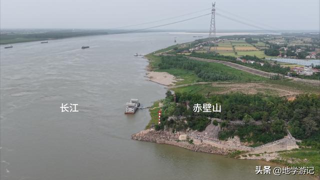 苏轼笔下的赤壁江景竟然与实景不符，是过度渲染还是其他原因？