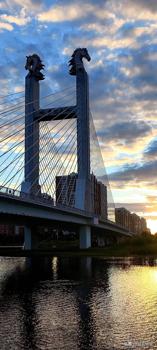世界反法西斯战争胜利80年之际，参观海拉尔纪念园，哈萨尔桥夜景