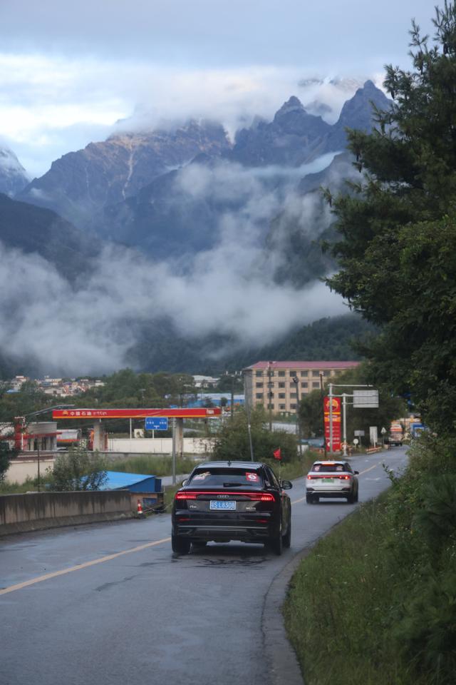 比林芝更易抵达，西藏这条“沟”海拔低、雪山多，镇比市还豪华！