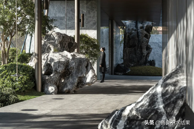 你家小院，如何用“半嵌入墙体”的石头，打造独一无二的景观？