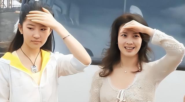 刘亦菲母亲刘晓莉：今66岁仍单身，身材傲人，长得比女儿还漂亮