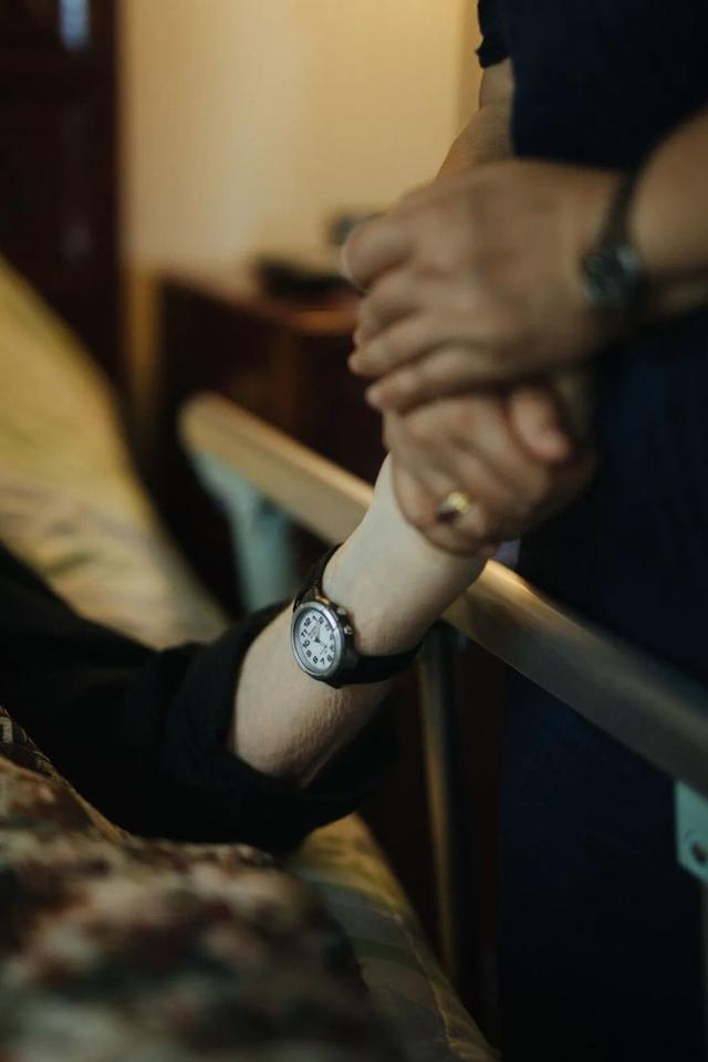 丈夫患痴呆记忆消退，妻子把家变博物馆，离世后一举动让人泪目