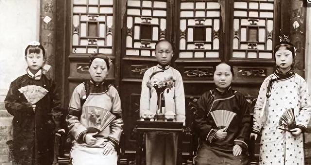 1906年，一位清朝女子自愿脱下衣服，让洋人拍下这组裸体照片