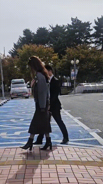 刘强东夫妇参加APEC峰会，女方穿四万外套气场十足，男方全程服侍