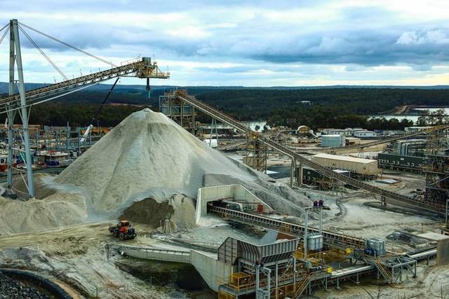 对华合约全部撕毁！中国又一伙伴背后捅刀子，骗走了20亿倒向美国