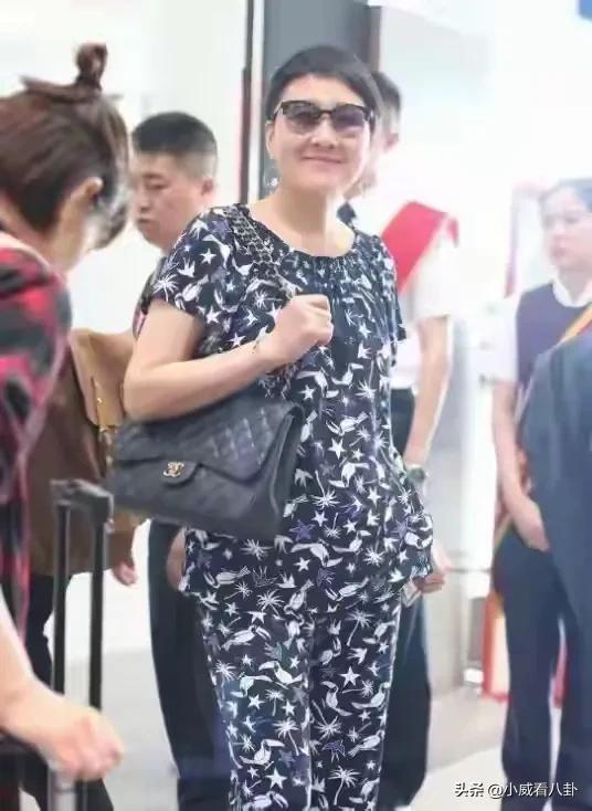 机场里的张凯丽！印花上衣搭阔腿裤，完全没有老气感