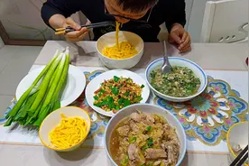 哥哥来家做客，媳妇做了4个菜招待，网友：不铺张不浪费，点赞！图片