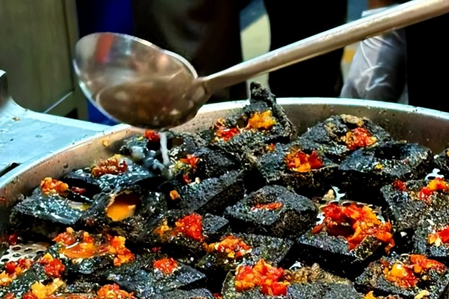 淀粉肠、汉服店、网红路牌，古镇三件套背后，藏着有钱但不多的痛