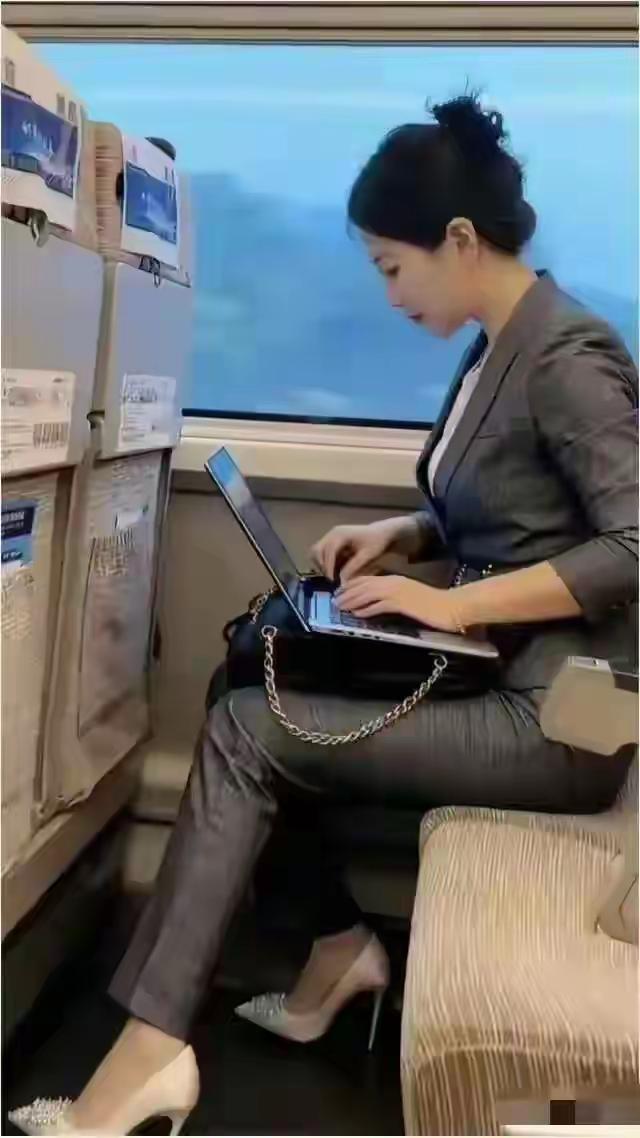 高铁上看到如此精致的女人，看样子是个成功人士	，啥人能配上她呢