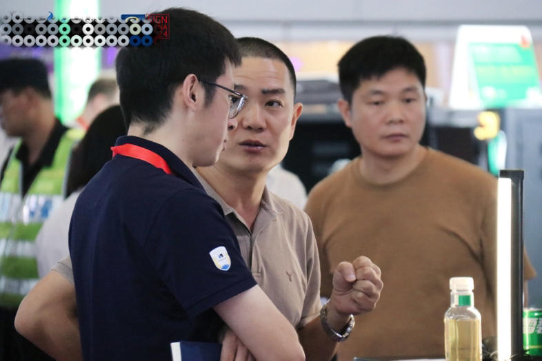 职场人士的得力助手,LEVEL8新品探界者商务双肩包——助你轻松应对工作挑战!