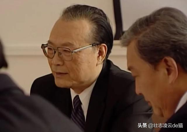 常委们超规格欢送秘书长，秘书长的门外自然排起长队