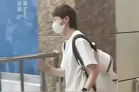 王曼昱衣着朴素，低调回到齐齐哈尔家中，父母开着红旗迎接！图片