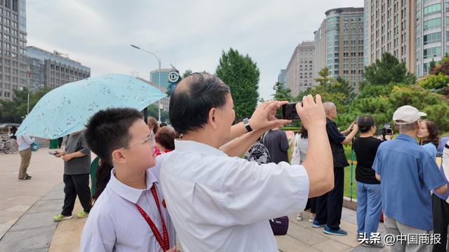 纪念抗战胜利80周年，10组立体花坛扮靓北京长安街，记者带你沉浸式打卡！