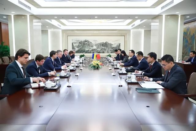 高市早苗拒绝认错，乌克兰派人飞来北京，带来一个中方想要的承诺