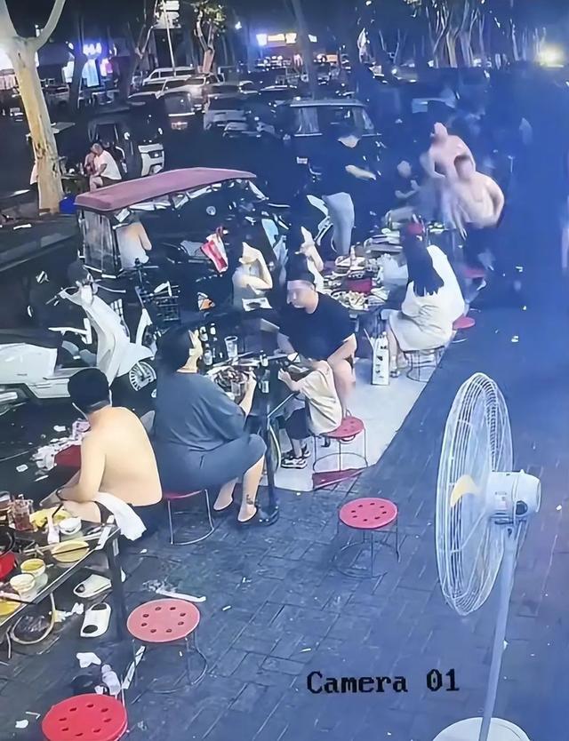 河南一女子街边吃夜市“被楼上泼一头辣椒油” 当地派出所:不管泼的是啥东西,也算是高空抛物