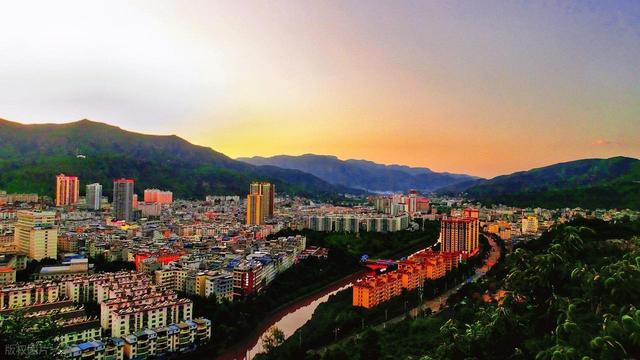 这或许是全年最静谧的云南城市？风光不输丽江，清甜赛过普洱