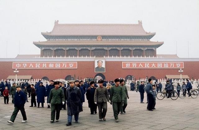 天安门城楼上，为何不悬挂毛主席的照片，反倒要挂毛主席的画像?