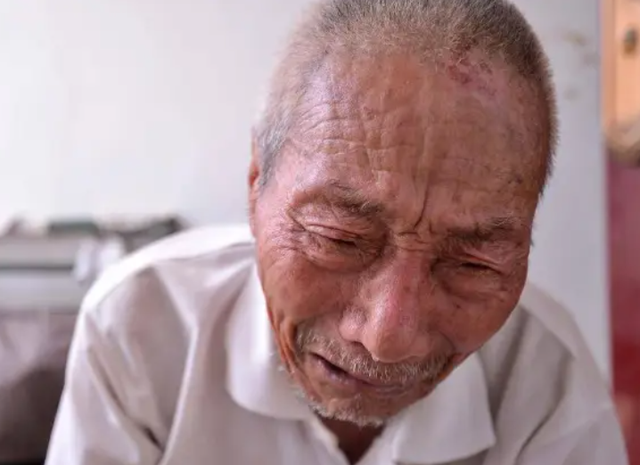 老年人腿疼，是坚持散步好，还是彻底卧床好？看看医生怎么说