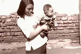 女情报员送信途中被捕，一把将孩子塞给特务.......图片