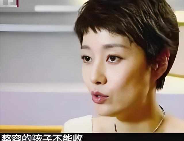 比整容还离谱！39岁江疏影现身活动	，脸僵似硅胶，造型丑到认不出