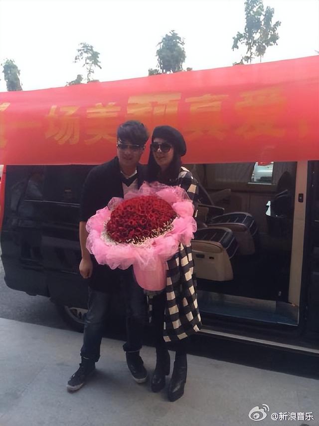 恭喜！知名女星在东北结婚，现场曝光，与丈夫欢唱凤凰传奇歌曲