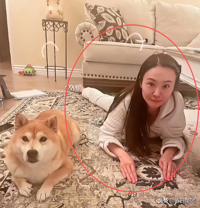 35岁郑爽近照曝光！形象管理失败	，彻底成了素人，在美日子舒坦了