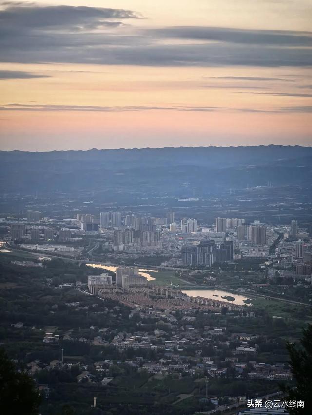 开车直上山顶，蓝田最佳纳凉吹风观山景的地方，看落日夕阳，真美