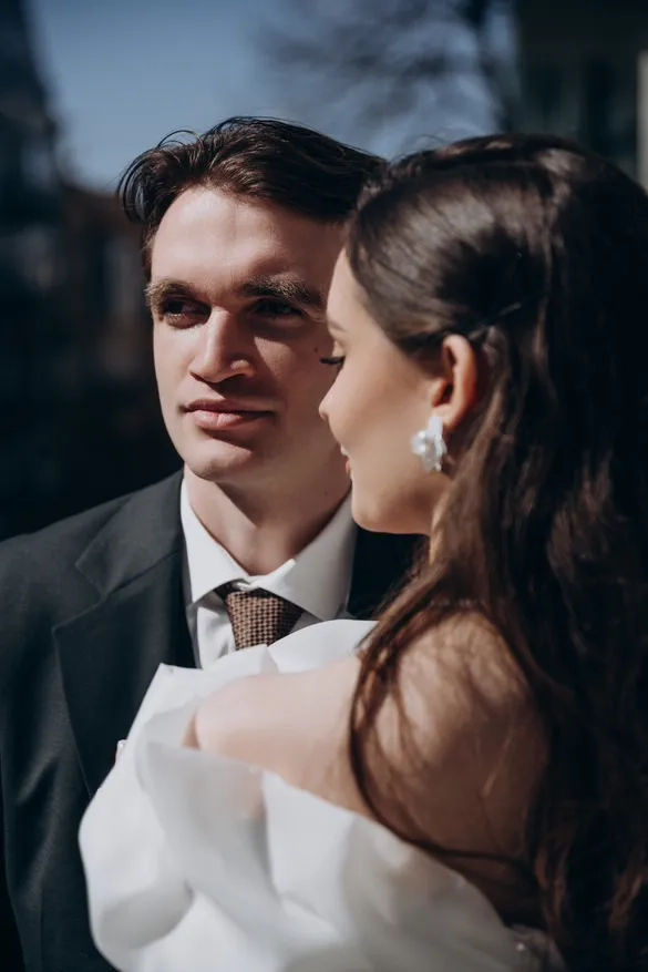 乌军飞行员与女友结婚14天后阵亡，妻子在婚礼一个月后被发现怀孕