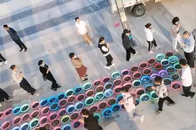 山东菏泽多人往河里放生蜗牛，水务局：不影响环境，可起到净化作用图片