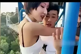 新鲜！景区现美女蹦极陪跳员，长相身材出众，男网友纷纷去蹦极图片