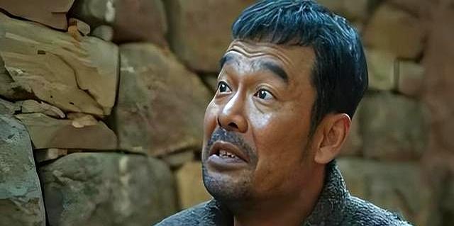 父亲是著名导演！他却“窝囊”25年没人理，直到遇54岁迟暮才大火