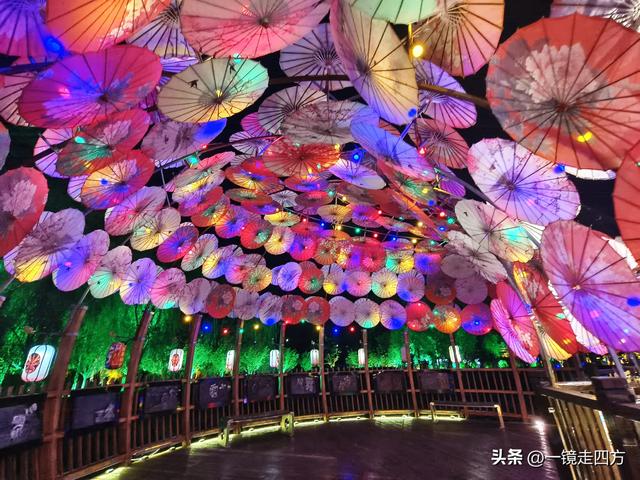 入夜，通化2021年打造的佟佳江旅游度假区灯光亮起，如梦似幻