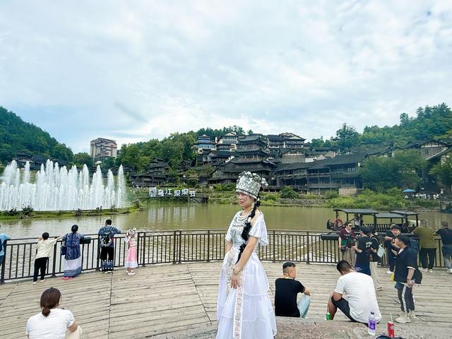 悦·遵义丨从《极限挑战》到明星同款，乌江寨凭什么成综艺取景“香饽饽”？答案藏在山水里……
