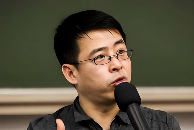 那个曾扬言让中国给全世界道歉，惨遭央视开除的阿丘，如今怎样了