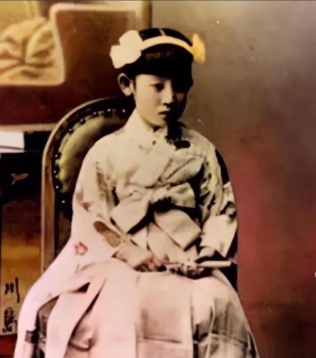 女间谍川岛芳子真实相貌：跟影视中差别太大，图4是玷污她的养父