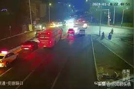旅游客车直行道左转闯红灯？三亚交警：安排！图片