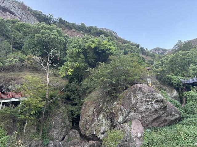 从298.8平方公里增至462.8平方公里，新增6处地质遗迹10处人文景观，雁荡山世界地质公园“扩容”