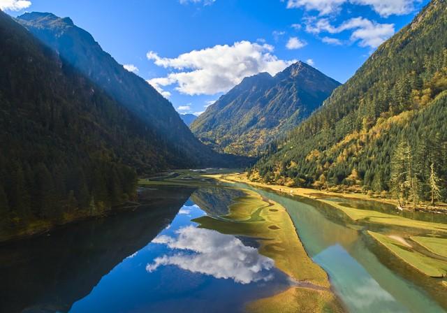 青山绿水	，人间至美的财富诗章