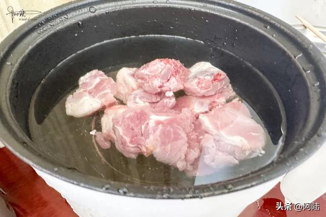 旅居大理,偶尔也会自己动动手,最近做的是它:排骨芋艿汤