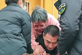 魏海燕被月玲接回家，护工和社区人员接力背她，原因是怕鞋弄脏了图片