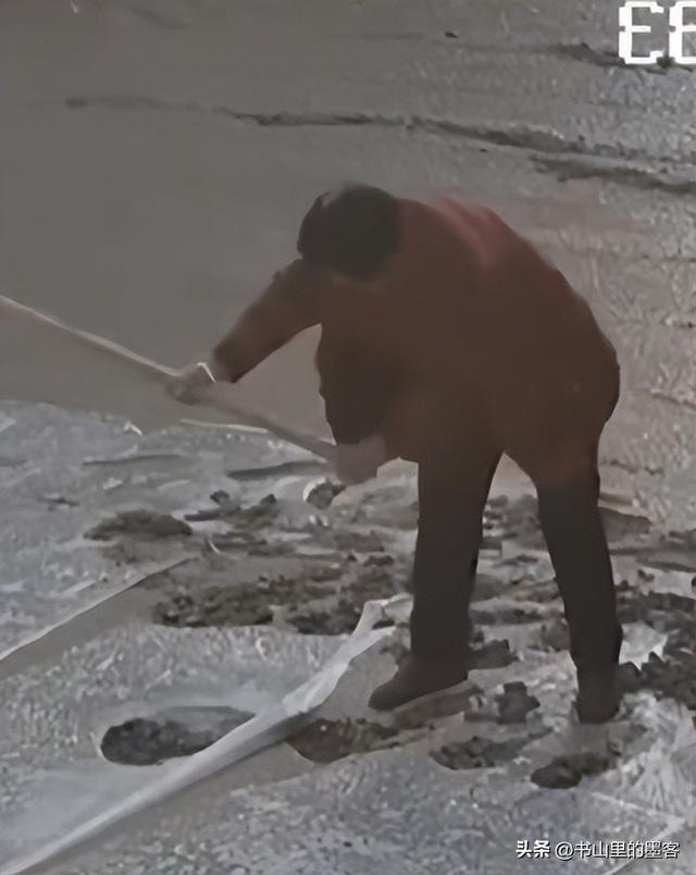 老人破坏水泥路面后续：民警走了又挖，村干部曝内情，子女被牵连