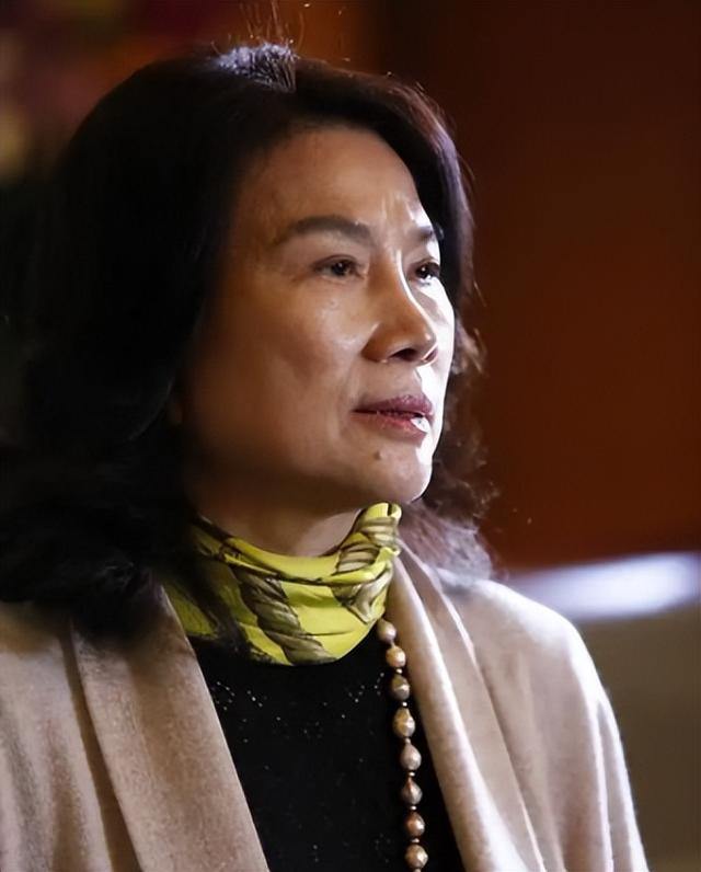 被停职审查	、转移资产、搞办公恋情	，董明珠身上标签哪个是真的