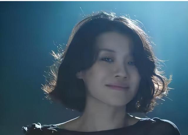 与四婚名导同居三年流产两次不结婚，转身下嫁穷小子，如今咋样？